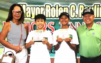 <p><strong>MVP. </strong>Cadee Jan Dagoon (2nd from right) and Marcos Go (2nd from left) shared the MVP honors in the Mayor Rolen Paulino Jr. National Juniors Tennis Championships at the Olongapo Tennis Club last April 7, 2024. With them are club officer Angelina Gent and Philta Region 3 vice president Rolen Paulino Sr. <em>(Contributed photo) </em></p>