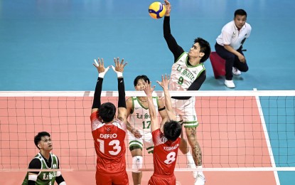 <p><strong>TOUGH GAME. </strong>La Salle University's Noel Kampton (No. 9) scores against University of the East defenders in the UAAP Season 86 men’s volleyball tournament at the Smart Araneta Coliseum in Quezon City on Tuesday (April 9, 2024). The Green Spikers won, 25-17, 25-11, 25-21. <em>(UAAP photo) </em></p>