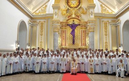 <p><em><strong>DUMAGUETE CLERGY.</strong></em> More than a hundred priests renewed their vows before Bishop Julito Cortes during the Chrism Mass at the Dumaguete Cathedral on March 24, 2024. The Diocese of Dumaguete, supported by its priests, opposes the creation of the Negros Island Region, saying this would be disadvantageous to Negros Oriental and Siquijor. <em>(PNA file photo by Mary Judaline Flores Partlow)</em></p>