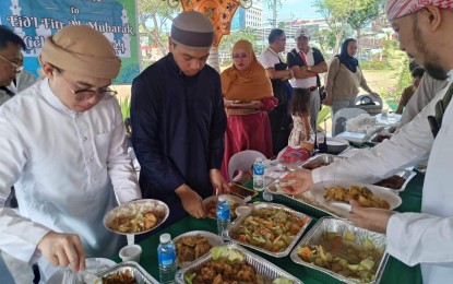 <p><strong>EID'L FITR IN CEBU.</strong> Cebuano Muslims share meals after the early morning Eid'l Fitr prayer to mark the end of the Holy Month of Ramadan on Wednesday (April 10, 2024) at the Plaza Independencia in Cebu City. Cebu City Office of the Muslim Affairs and Indigenous Cultural Community executive director Ijoden Hadji-Azis Mamacol said over 2,000 Muslims attended the public prayer, invoking God's intervention for world peace. <em>(Photo courtesy of Ryan Go)</em></p>