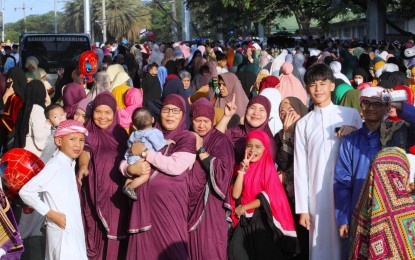 <p><strong>EID MUBARAK.</strong> Filipino Muslims greet Eid'l Fitr with bright smiles after a morning prayer at the Blue Mosque in Maharlika Village, Bicutan, Taguig City on Wednesday (April 10, 2024). Eid'l Fitr, which falls on the first day of Shawwal in the Islamic calendar, marks the end of the fasting month of Ramadan. <em>(PNA photo by Avito Dalan)</em></p>
