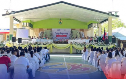 <p><strong>HOUSEHOLD BENEFICIARIES.</strong> The Department of Social Welfare and Development (DSWD) holds a Pantawid Pamilyang Pilipino Program (4Ps) graduation and exit ceremony in this undated photo. The DSWD on Thursday (April 11, 2024) said some 25,904 household beneficiaries have graduated from the 4Ps in the first quarter of 2024. <em>(DSWD photo)</em></p>