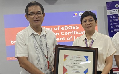 <p style="text-align: left;"><strong>COMMENDATION</strong>. Anti-Red Tape Authority (ARTA) Secretary Ernesto Perez (left) hands over a plaque of commendation to Legazpi Mayor Carmen Geraldine Rosal for the effective implementation of the electronic business one-stop shop (eBOSS) program, at the city hall on Thursday (April 11, 2024). The ARTA team, led by Perez, was in Legazpi for a town hall meeting to encourage all 70 barangay captains and officials to create and implement citizen's charters as part of the Ease of Doing Business Law requirement. <em>(PNA photo by Connie Calipay)</em></p>