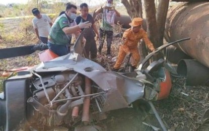 <p><strong>MISHAP.</strong> The wreckage of the Robinson R-22 trainer helicopter that crashed near the Cavite City Public Market on Thursday morning (April 11, 2024). The Philippine Navy said the aircraft's pilot and co-pilot were both killed in the mishap. <em>(Photo courtesy of Police Regional Office 4A)</em></p>