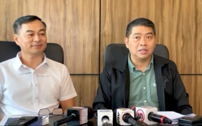<p><strong>HIGHER BUYING PRICE.</strong> Agriculture Assistant Secretary Arnel de Mesa (right) and National Food Authority (NFA) officer-in-charge Larry Lacson (left) announce the increased buying price range of dry and wet palay on Thursday (April 11, 2024) at the NFA Office in Quezon City. The two officials said this would help the NFA secure or at least increase its buffer stock. <em>(Screengrab)</em></p>