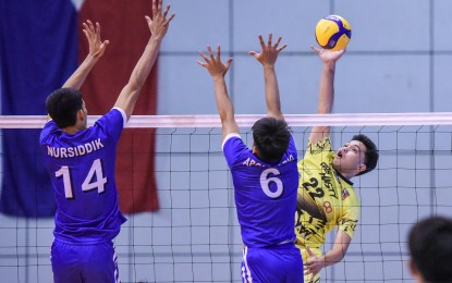 <p><strong>SPIKE. </strong>VNS-Nasty's Manuel Medina (No. 22) tries to score against two D'Navigators defenders during their match in the Spikers’ Turf Open Conference at the Ynares Sports Arena in Pasig on April 5, 2024. Medina is expected to lead the Griffins in their bid to end a three-game slump against the Richmarc Sports 3B Elite Spikers on April 12. <em>(PVL photo) </em></p>