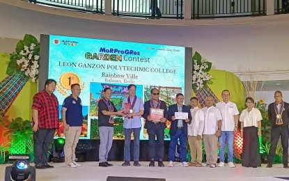 <p><strong>AWARDEE</strong>. Iloilo Governor Arthur Defensor Jr. (third from left) gives the first place award for the best implementer among secondary schools in the academic category of MoRProGRes Gardens to the Leon Ganzon Polytechnic College (Rainbow Ville) in Balasan during the awarding ceremony at the provincial capitol lobby on Friday (April 12, 2024). Defensor, in his message, said the Gardens program will be leveled up to be part of a nutrition program. <em>(PNA photo by PGLena)</em></p>
