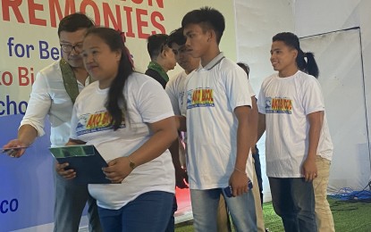 <p><strong>TECH-VOC GRADUATES.</strong> A total of 400 scholars receive their certificates of completion from officials of the Technical Education and Skills Development Authority (TESDA) and Ako Bicol Party-List at the Embarcadero De Legazpi in Legazpi City on Friday (April 12, 2024). TESDA provides quality technical and vocational training to help graduates gain meaningful employment and livelihood opportunities. <em>(PNA photo by Connie Calipay)</em></p>