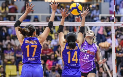 <p><strong>SPIKER. </strong>Choco Mucho's Cherry Ann Rondina (No. 18) scores against Capital1's May Macatuno (No. 14) and Shyra Mae Umandal (No. 17) during the Premier Volleyball League All-Filipino Conference last April 6, 2024. Rondina is expected to lead the Flying Titans against the Strong Group Athletics on April 13 at Philsports Arena in Pasig City. <em>(PVL photo) </em></p>
