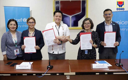 <p><strong>INNOVATIVE PARTNERSHIP</strong>. Social Welfare Secretary Rex Gatchalian (third from left) and UNICEF Country Representative Oyunsaikhan Dendevnorov pose for a photo opportunity after the signing of the memorandum of agreement on Thursday (April 11, 2024). The agreement was aimed at strengthening the government's capacity to deliver effective social protection during disasters and emergencies. <em>(Photo courtesy of DSWD)</em></p>
