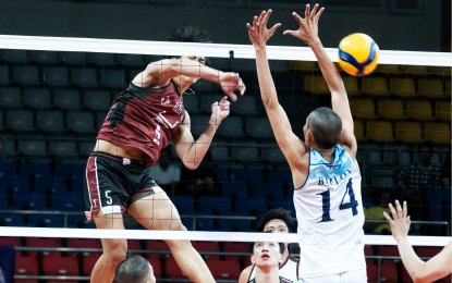 <p><strong>ATTACK.</strong> UP's Daniel Nicolas scores against Adamson's Jason Ballon in the UAAP Season 86 men’s volleyball tournament at the Ninoy Aquino Stadium in Manila on Saturday (April 13, 2024). The Fighting Maroons prevailed, 19-25, 25-23, 25-23, 28-26, to end an 11-game slump. <em>(UAAP photo)</em></p>