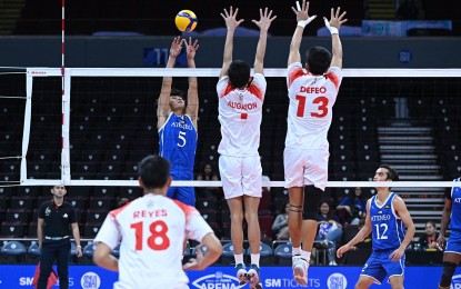 <p><strong>IMPORTANT WIN.</strong> Ateneo's Kennedy Batas (No. 5) tries to score against University of the East in the UAAP Season 86 men’s volleyball tournament at Mall of Asia Arena in Pasay City on Sunday (April 14, 2024). The Blue Eagles won, 25-17, 23-25, 25-19, 25-20, to boost their semifinal campaign. <em>(UAAP photo)</em></p>