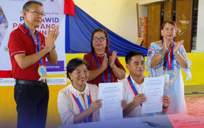 <p><strong>BATANES RECIPIENTS.</strong> Officials of the Department of Social Welfare and Development (DSWD) and local governments of Batanes launch the Pantawid Pamilyang Pilipino Program (4Ps) in Basco, Batanes on Monday (April 15, 2024). The DSWD has identified some 562 households as poor in the province based on the Listahanan 3 data. <em>(DSWD photo)</em></p>