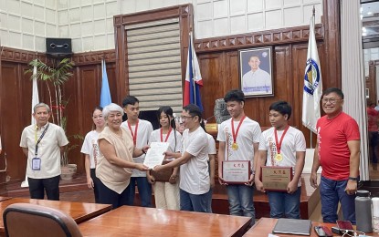 <p><strong>MATH WIZARDS</strong>. 10 Mathletes from Sarrat National High School and Bacarra National Comprehensive High School receive resolutions of commendation from the Ilocos Norte Sangguniang Panlalawigan on Monday (April 15, 2024). They are entitled to cash incentives under the Sirib Awards program of the provincial government for bringing home awards and medals from the World International Mathematical Olympiad finals in Macau, China in March.<em> (PNA photo by Leilanie Adriano)</em></p>