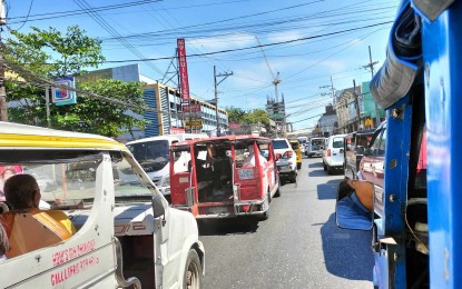 <p><strong>UNAFFECTED.</strong> Traffic congestion along Iloilo City’s Iznart Street Monday afternoon (April 15, 2024). The Police Regional Office 6 (PRO6) said the traffic caravan failed to cripple transportation in Iloilo and Panay. <em>(PNA photo by PGLena)</em></p>