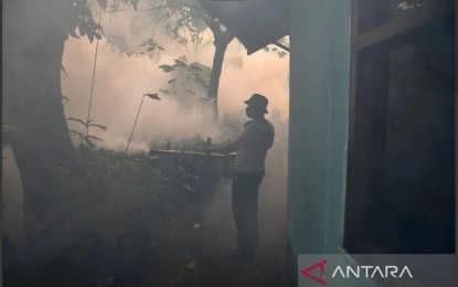 <p><strong>FIGHT VS. DENGUE</strong>. A health service worker carries out fogging to prevent the spread of mosquitoes that cause dengue fever in Ciomas, Bogor District, West Java on March 9, 2024. Data from the Ministry of Health show that deaths from dengue fever rose by 179.4 percent to 475 as of the 15th week this year, and cases rose by 174.9 percent to 62,001. <em>(ANTARA photo by Arif Firmansyah/aww/am)</em></p>