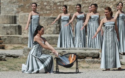 <p><strong>REHEARSAL.</strong> Greek actress Mary Mina (front left), playing the role of the High Priestess, lights the flame during the final dress rehearsal of the Olympic flame lighting ceremony for the Paris 2024 Olympic Games in Ancient Olympia, Greece, on April 15, 2024. The Paris Olympics will be held from July 26 to Aug. 11. <em>(Xinhua/Zhao Dingzhe)</em></p>