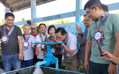 <p><strong>WATER SUPPLY BOOST.</strong> Iloilo City Mayor Jerry Treñas drinks water straight from the faucet during the inauguration of two newly completed projects and the groundbreaking ceremony of three pipelaying projects held in Mandurriao district on Tuesday (April 16, 2024). The Metro Pacific Iloilo Water (MPIW) invested close to PHP80 million for the projects, covering 5,418 linear meters.<em> (PNA photo by PGLena)</em></p>
