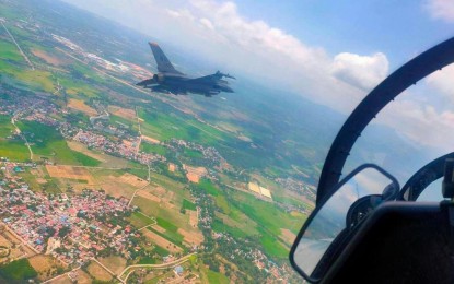 <p><strong>AIR COMBAT DRILLS.</strong> A United States Air Force F-16 jet fighter aircraft captured on air during air combat maneuver exercise alongside the PAF's FA-50 aircraft in this undated photo. The PAF on Tuesday (April 16, 2024) said the drills are in preparation for the upcoming large force employment missions for this year's "Balikatan" exercises. <em>(Photo courtesy of the PAF)</em></p>