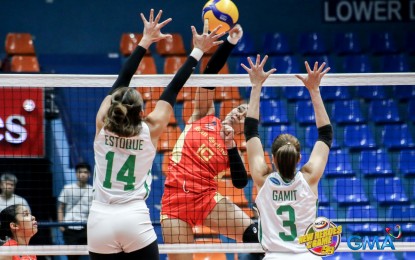 <p><strong>SPIKE.</strong> San Sebastian skipper Kamille Josephine Amaka Tan (No. 10) tries to score against College of Saint Benilde's Wielyn Estoque (No. 14) and Michelle Gamit (No. 3) in the NCAA Season 99 women’s volleyball tournament at the Filoil EcoOil Arena in San Juan on Wednesday (April 17, 2024). The Lady Blazers won, 25-13, 23-25, 25-13, 25-14. <em>(NCAA photo)</em></p>