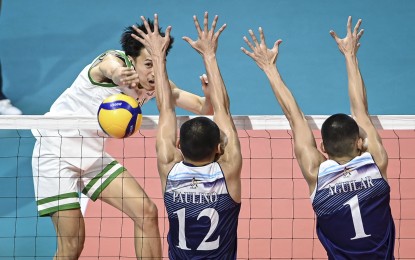 <p><strong>SCORE.</strong> La Salle's JM Ronquillo scores against Adamson's Marc Kenneth Paulino (No. 12) and Jude Christian Aguilar (No. 1) during the UAAP Season 86 men’s volleyball tournament at the SMART Araneta Coliseum on April 17, 2024. The Green Spikers won, 26-24, 25-17, 25-23. <em>(UAAP photo)</em></p>