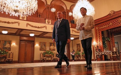 <p><strong>STRENGTHENING RELATIONS</strong>. President Ferdinand R. Marcos Jr. (right) welcomes visiting New Zealand Prime Minister Christopher Luxon at the Malacañang Palace in Manila on Thursday (April 18, 2024). Luxon's visit highlights the two countries’ commitment to stronger ties as they move toward the 60th commemoration of the Philippines-New Zealand bilateral relations in 2026. <em>(Presidential Photographers Association)</em></p>