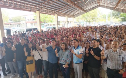 <p><strong>LIVELIHOOD PROJECT</strong>. Senator Christopher Lawrence Go (6th from left) and officials of the province of Pangasinan and Manaoag town pose with the 500 beneficiaries of the Tulong Panghanapbuhay sa Ating Disadvantaged/Displaced Workers (TUPAD) on Thursday (April 18, 2024) at the Manaoag National High School. Some 413 barangay (village) health workers received grocery items and vitamins during the same event. <em>(Photo by Hilda Austria)</em></p>