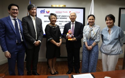 <p><strong>MSME DEVELOPMENT</strong>. The Department of Trade and Industry (DTI) and Jollibee Foods Corporation (JFC) sign a memorandum of understanding for micro, small, and medium enterprises' development at the DTI Office in Makati City on Wednesday (April 17, 2024). Joining the signing are (from left to right) JFC Assistant Vice President for Public Affairs Steve Piczon, Vice President for Public Affairs Atty. Raul Academia, Jollibee Group Foundation (JGF) President Ma. Gisela Tiongson, DTI Secretary Fred Pascual, DTI Undersecretary Ma. Cristina Roque, and DTI Bureau of Market Development, Promotion, and OTOP Director Marievic Bonoan. <em>(Courtesy of DTI)</em></p>