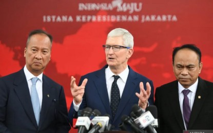 <p><strong>NEW INVESTMENT</strong>. Apple CEO Tim Cook (center) accompanied by Communication and Informatics Minister Budi Arie Setiadi (right) and Industry Minister Agus Gumiwang Kartasasmita (left) in a press conference after a meeting with President Joko Widodo (Jokowi) at the Presidential Palace, Jakarta, Wednesday (April 17, 2024). <em>(Photo courtesy of ANTARA/Hafidz Mubarak A/rwa) </em></p>