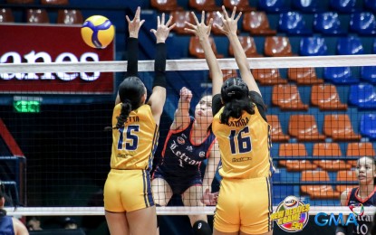 <p><strong>NCCA UPDATE. </strong>Letran's Marie Judiel Nitura (No. 1) delivers a powerful spike against Jose Rizal University's Shanine Pretta (No. 15) and Khreiszantha Gayle Batara (No. 16) in the NCAA Season 99 women’s volleyball tournament at the Filoil EcoOil Arena in San Juan on Friday (April 19, 2024). The Lady Knights won, 25-16, 25-19, 25-19. <em>(NCAA photo) </em></p>