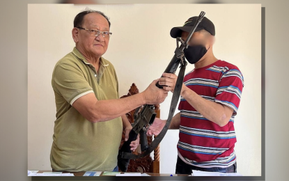 <p><strong>SURRENDER.</strong> A rebel turning over a firearm to Las Navas, Northern Samar Mayor Arlito Tan in this April 18, 2024 photo. Two members of the New People’s Army (NPA) and a member of the rebel’s militia unit have laid down their arms and voluntarily surrendered to the military and members of the municipal task force to end local communist armed conflict in Las Navas, Northern Samar. <em>(Photo courtesy of Philippine Army)</em></p>
