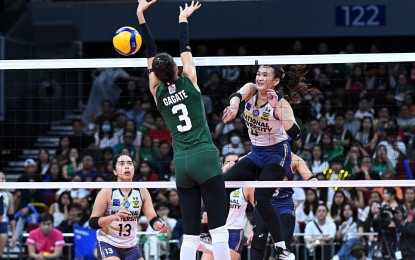 <p><strong>TOP PLAYER. </strong>National University's Michaela Belen (No. 4) scores against La Salle's Thea Allison Gagate (No. 3) in the UAAP Season 86 women's volleyball tournament at the Mall of Asia Arena on April 14, 2024. Belen is among the top players in the Lady Bulldogs roster. <em>(UAAP photo)  </em></p>