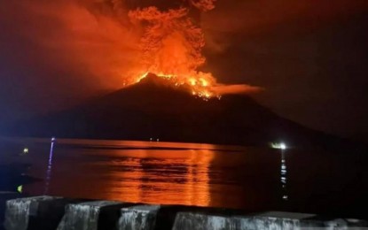 <p><strong>ERUPTION.</strong> The eruption of Mount Ruang in Siau Tagulandang Biaro Islands District in North Sulawesi on Wednesday (April 17, 2024). Over 270 families evacuated. <em>(Antara)</em></p>