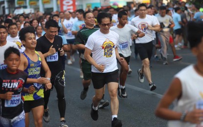 <p><strong>BIDA RUN.</strong> Over 8,500 join the Iloilo City government-led Buhay Ingatan, Droga'y Ayawan Rise and Run on Saturday (April 20, 2024). Interior and Local Government Secretary Benjamin Abalos Jr. (center) said local government units play an important role in the anti-illegal drugs campaign. <em>(Photo courtesy of City Mayor’s Office)</em></p>