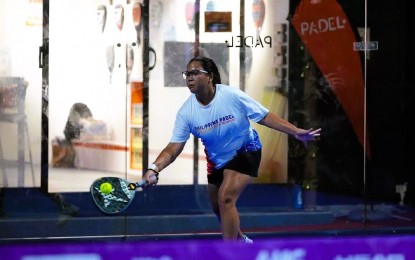 <p><strong>RANKED.</strong> Jessica Agra makes a forehand lob during the semifinal round of the mixed Pro category in the Asia Pacific Padel Tour (APPT) Hong Kong Grand Slam at the PADEL+ courts on April 13, 2024. Agra is currently No. 6 in the APPT women's rankings. <em>(Contributed photo)</em></p>