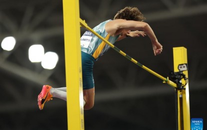 <p><strong>NEW WORLD RECORD</strong>. Armand Duplantis of Sweden competes during men's pole vault event at the 2024 Wanda Diamond League Xiamen Meeting in Xiamen, southeast China's Fujian Province on Saturday (April 20, 2024). Armand Duplantis broke the men's pole vault world record with 6.24 meters in the Diamond League Xiamen event. <em>(Xinhua/Li Ming)</em></p>