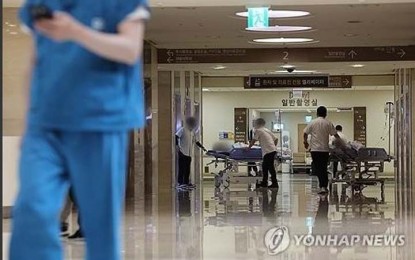 <p><strong>QUOTA.</strong> A medical worker walks down a corridor at a major hospital in Seoul on April 19, 2024. Medical school chiefs nationwide urged the government not to increase the medical school enrollment quota for next year and to discuss future increases with the medical community through a joint consultative body.<em>(Yonhap)</em></p>