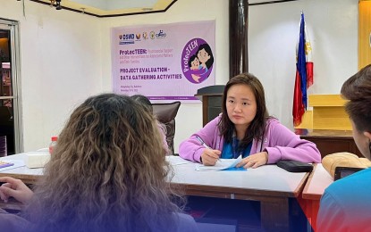 <p><strong>PROTECTEEN.</strong> A Department of Social Welfare and Development (DSWD) provides advice during the national implementation Psychosocial Support and Other Interventions for Adolescent Mothers and their Families Project (ProtecTEEN) project in this undated photo. The program is principally designed to prevent teenage pregnancy.<em> (DSWD photo)</em></p>