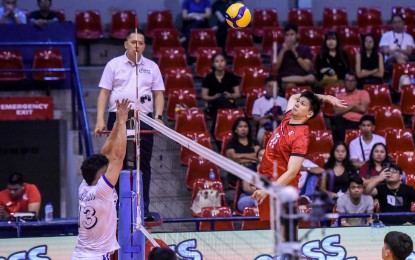 <p><strong>BEST PLAYER. </strong>Cignal's Joshua Umandal (right) in action during their match against D'Navigators in the Spikers’ Turf Open Conference at the Ynares Sports Arena in Pasig City on April 17, 2024. The HD Spikers prevailed, 21-25, 25-18, 20-25, 25-19, 15-7, for a 6-0 slate. <em>(PVL photo) </em></p>
