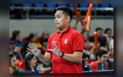 <p><strong>HOPEFUL. </strong>Cignal coach Dexter Clamor gestures during the game against Criss Cross on April 14, 2024. The HD Spikers hope to keep their winning form heading to the semifinal round of the Spikers' Turf Open Conference. <em>(PVL photo) </em></p>
