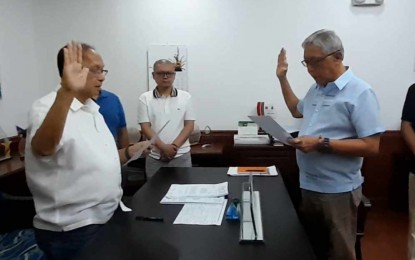 <p><strong>NEW LEADER</strong>. Aurora Governor Reynante Tolentino (left) takes his oath of office before his brother, Dipaculao Mayor Danilo Tolentino, at the capitol on Monday (April 22, 2024). He replaced Christian Noveras who was dismissed for grave misconduct. <em>(PNA photo by Jason de Asis)</em></p>
