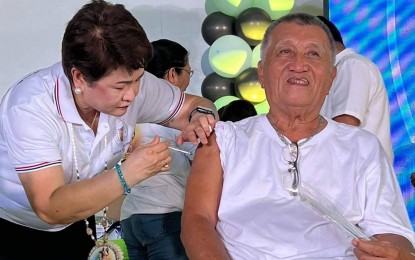 <p><strong>VACCINE.</strong> Iloilo Provincial Health Office chief Dr. Maria Socorro Quiñon administers the pneumococcal vaccination to an elderly during the launching of the World Immunization Week (WIW) in Sta. Barbara, Iloilo, on Tuesday (April 23, 2024). The event brought services, including routine and catch-up immunization for babies 0-12 months, pneumococcal vaccination for the elderly, human papillomavirus (HPV) vaccination for girls 9-14 years old, cervical cancer screening, and dental services, among others. <em>(Photo courtesy of DOH WV CHD)</em></p>