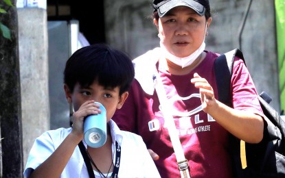 <p><strong>STAYING HYDRATED.</strong> A student drinks water after classes at the Malagasang II Elementary School in Imus, Cavite on Thursday (April 18, 2024). Drinking fluid, especially water, prevents dehydration during hot weather. <em>(PNA photo by Avito Dalan)</em></p>