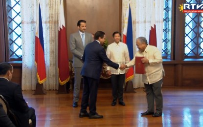 <p><strong>SIGNED.</strong> Qatar Minister of Foreign Affairs Soltan bin Saad Al-Muraikhi (foreground, from left) shake hands with Department of Transportation Secretary Jaime Bautista following the signing of a memorandum of understanding on the mutual recognition of seafarers' certificates in Malacanang on Monday (April 22, 2024). The Maritime Industry Authority said the MOU would help facilitate work opportunities for Filipino seamen aboard Qatari-flagged vessels. <em>(Screen capture of RTVM video)</em></p>