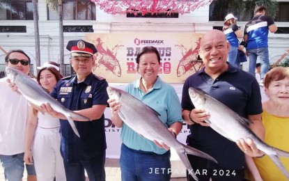 <p><strong>BANGUS FEST</strong>. Dagupan City Mayor Belen Fernandez (middle) and other officials show the winners of the 'Biggest and Heaviest' bangus (milkfish) on April 20,2024. The activity is part of the Bangus Festival 2024 that aims to boost the milkfish industry, create economic activity, and environmental awareness. <em>(Photo by Mayor Belen Fernandez)</em></p>