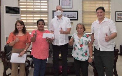 <p><strong>CASH INCENTIVE</strong>. Negros Occidental Governor Eugenio Jose Lacson (center) with barangay officials receiving a PHP20,000 cash incentive for their zero open defecation achievement at the Provincial Capitol in Bacolod City on Tuesday (April 23, 2024). Together with Provincial Sanitary Inspector Marilyn Ostan (left) and Dr. Rhoel Mogul  (right) of the Provincial Health Office, Lacson distributed a total of PHP1 million in cash incentives to two local government units and 40 barangays. <em>(Photo courtesy of PIO Negros Occidental)</em></p>