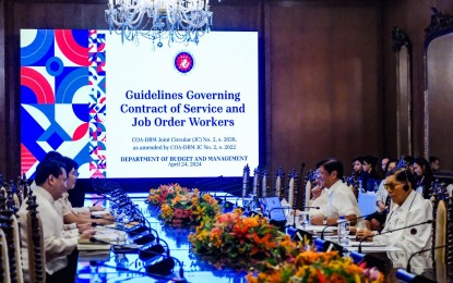 <p><strong>HIRING EXTENSION.</strong> President Ferdinand R. Marcos Jr. convenes a sectoral meeting in Malacañang on Wednesday (April 24, 2024). The President, during the meeting, extended the deadline for the engagement of contract of service (COS) and job order (JO) workers in government from Dec. 31, 2024 to Dec. 31, 2025. <em>(Photo courtesy of Presidential Photographers Association)</em></p>