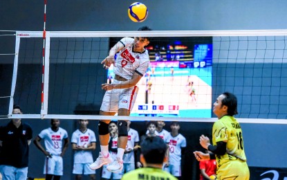 <p><strong>SPIKE.</strong> Cignal’s Madz Gampong scores on a spike during their match against VNS-Nasty in the Spikers’ Turf Open Conference preliminaries at the Paco Arena in Manila on April 24, 2024. The HD Spikers won, 22-25, 25-21, 26-28, 26-24, 26-24. <em>(PVL photo)</em></p>