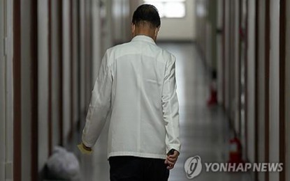 <p><strong>PROLONGED WALKOUT</strong>. A medical professor walks down a hallway at a hospital in the southeastern city of Daegu on April 25, 2024. Medical professors, who took over the responsibilities left by trainee doctors who are on mass walkout for more than eight weeks now, are mulling weekly breaks. <em>(Photo by Yonhap)</em></p>