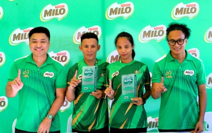 <p><strong>CHAMPIONS.</strong> Cebu's Florendo Lapiz and Lizane Abella (2nd and 3rd from left) rule the 42K category of the National Milo Marathon-Metro Manila at Mall of Asia grounds, Pasay City on Sunday (April 28, 2024). Also in photo are Milo Sports head Carlo Sampan (left) and race organizer Rio Dela Cruz. <em>(PNA photo by Avito C. Dalan)</em></p>